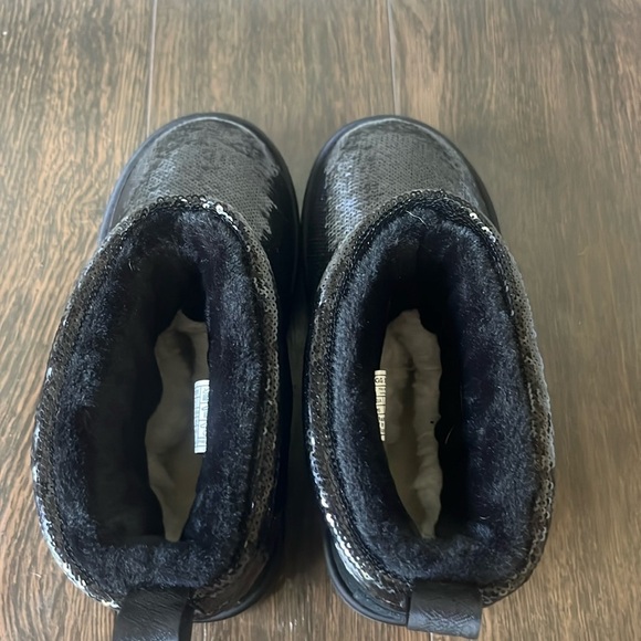 NWT UGG Mini Boots - Picture 7 of 10